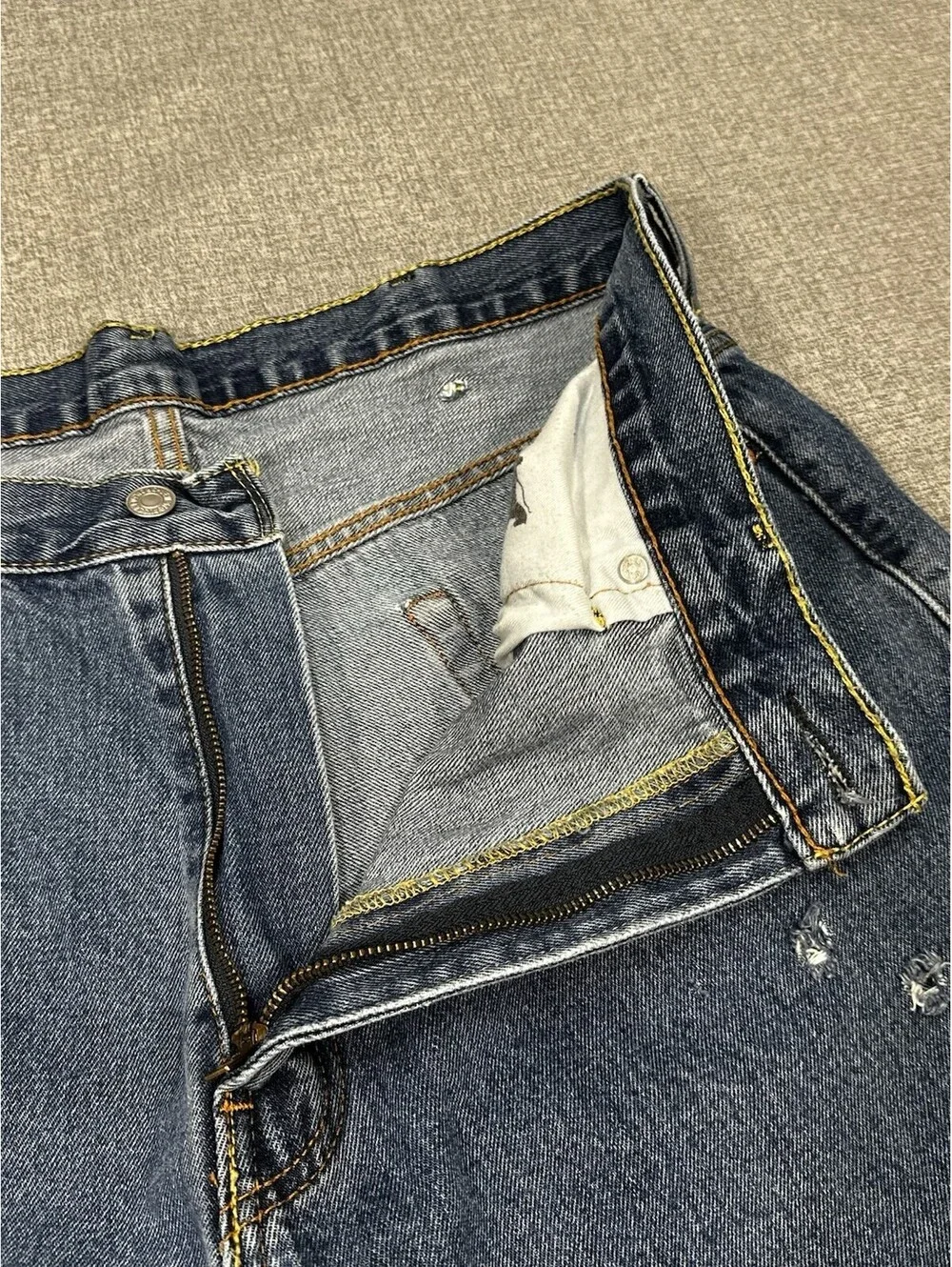 Levi’s 550 Relaxed Fit Jeans Men’s 35x32 Blue Denim Distressed Hole Vintage